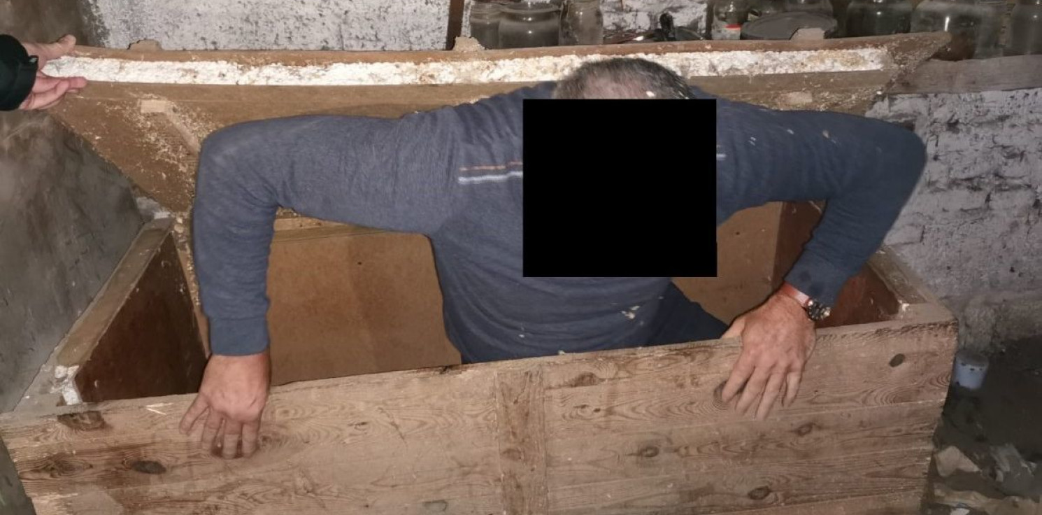 Mogilno - Przed policjantami ukrył się w... drewnianej skrzyni