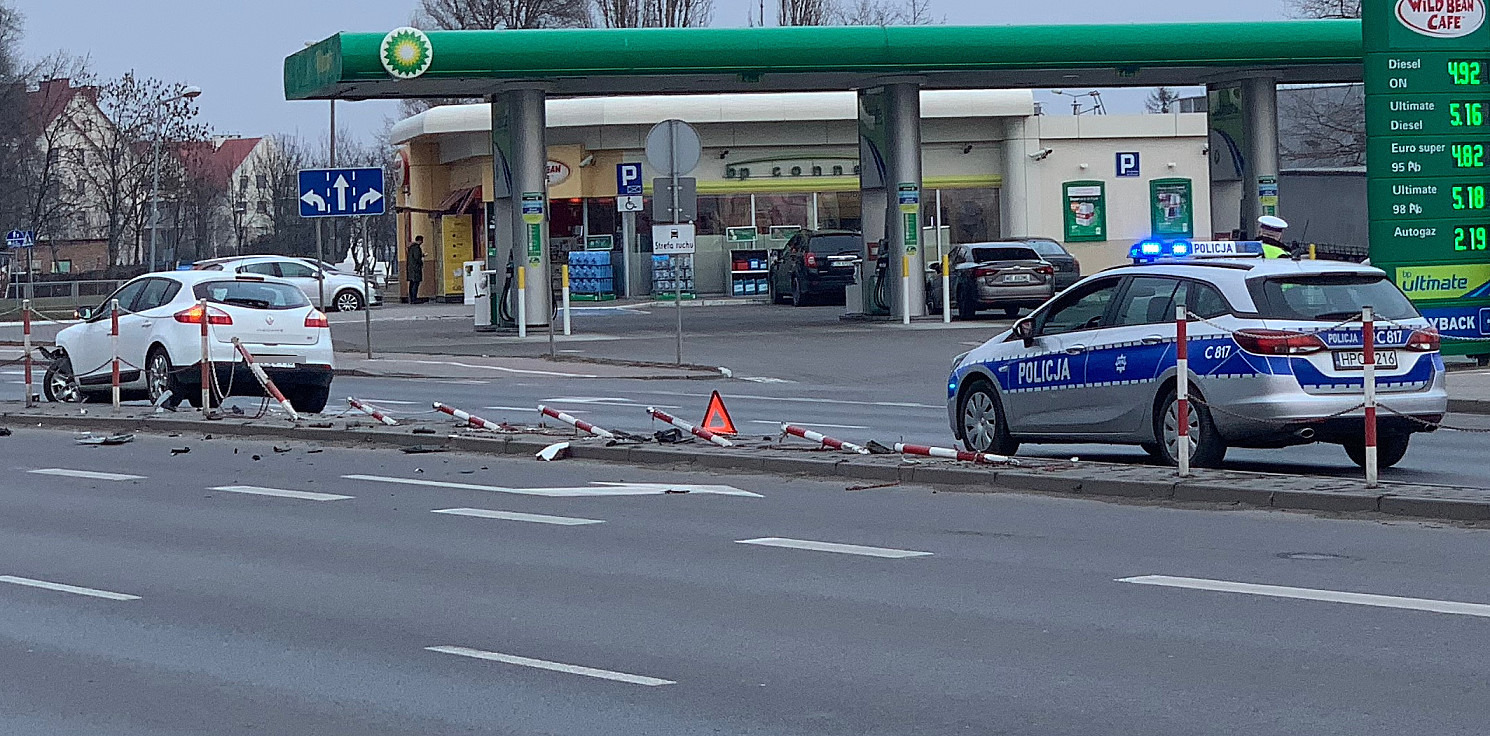 Inowrocław - Renówka ścięła słupki na Poznańskiej