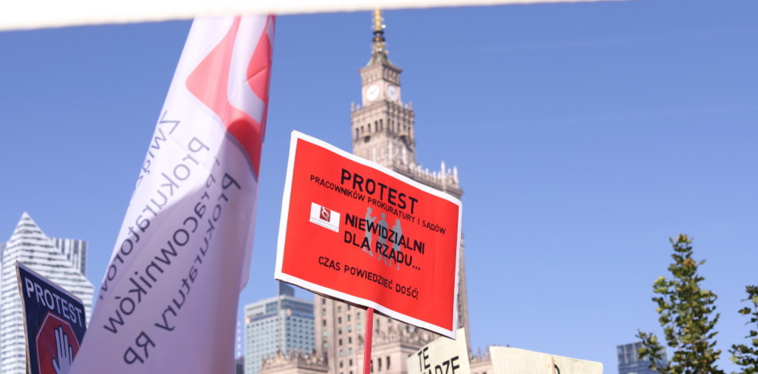 Kraj - Warszawa: rozpoczął się "czerwony marsz" pracowników sądów i prokuratur