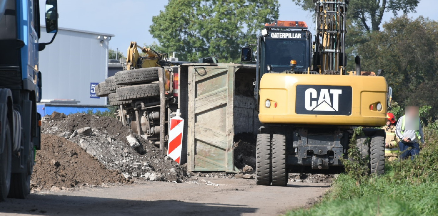 Gmina Inowrocław - Wywrotka przewróciła się na remontowanej drodze