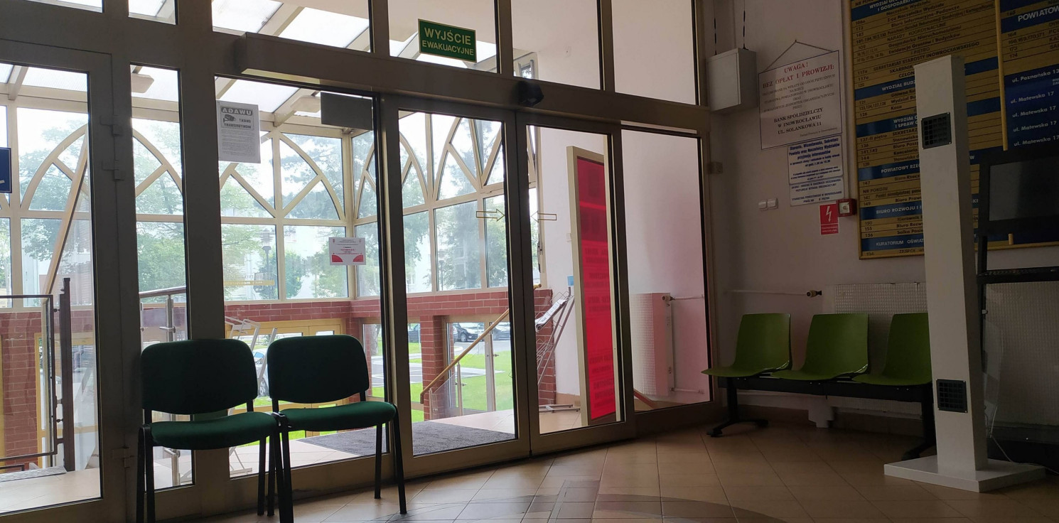 Inowrocław - Czy urzędy kontrolują pracowników ws. szczepień?