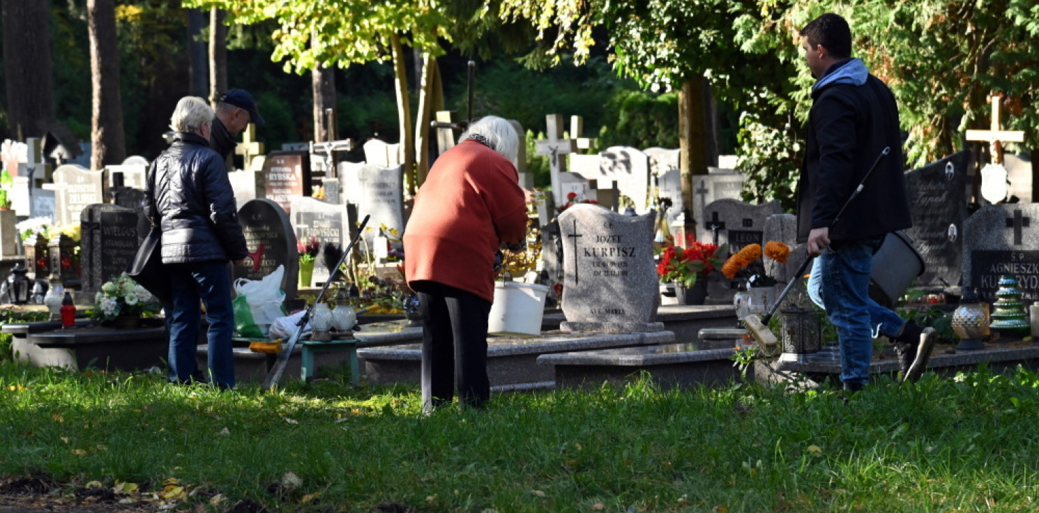 Kraj - Minister zdrowia apeluje o noszenie maseczek na cmentarzach