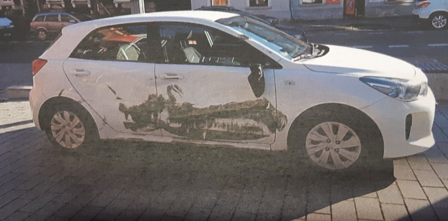Inowrocław - Naczepa tira uderzyła w auto. Kierowca odjechał