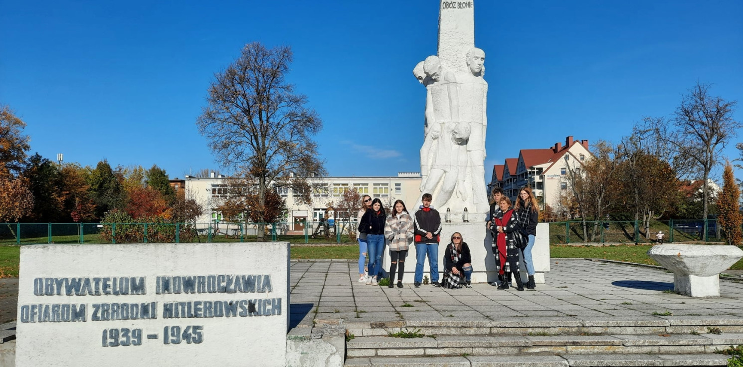 Inowrocław - #SzkołaPamięta. Pielęgnują pamięć o bohaterach