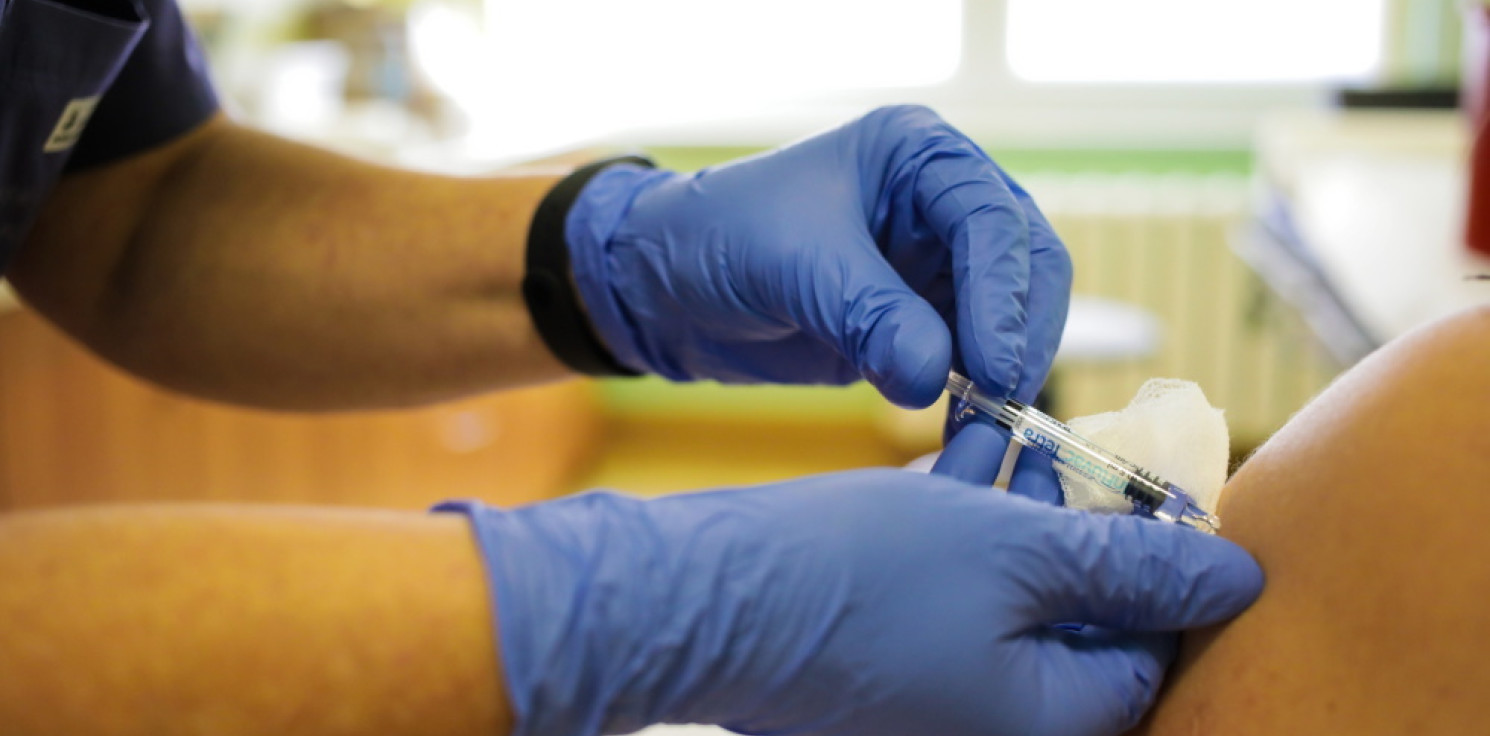 Kraj - Rzecznik MZ: osoby pełnoletnie od wtorku mogą bezpłatnie zaszczepić się przeciw grypie