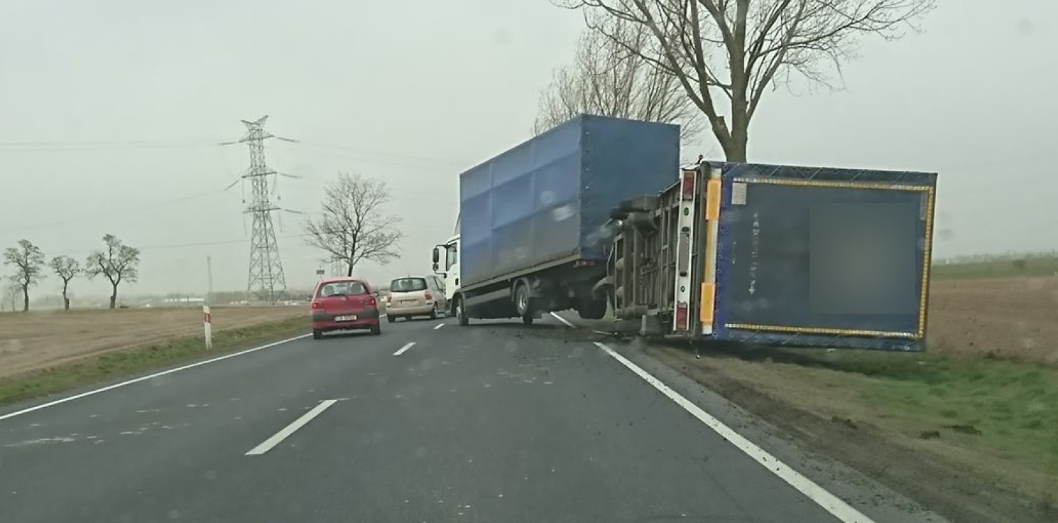 Region - Wiatr przewrócił przyczepę ciężarówki