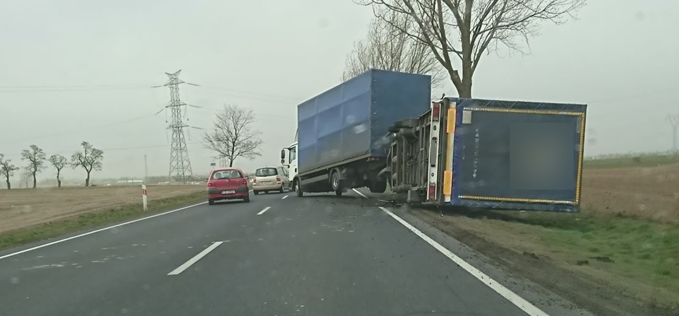 Region - Wiatr przewrócił przyczepę ciężarówki