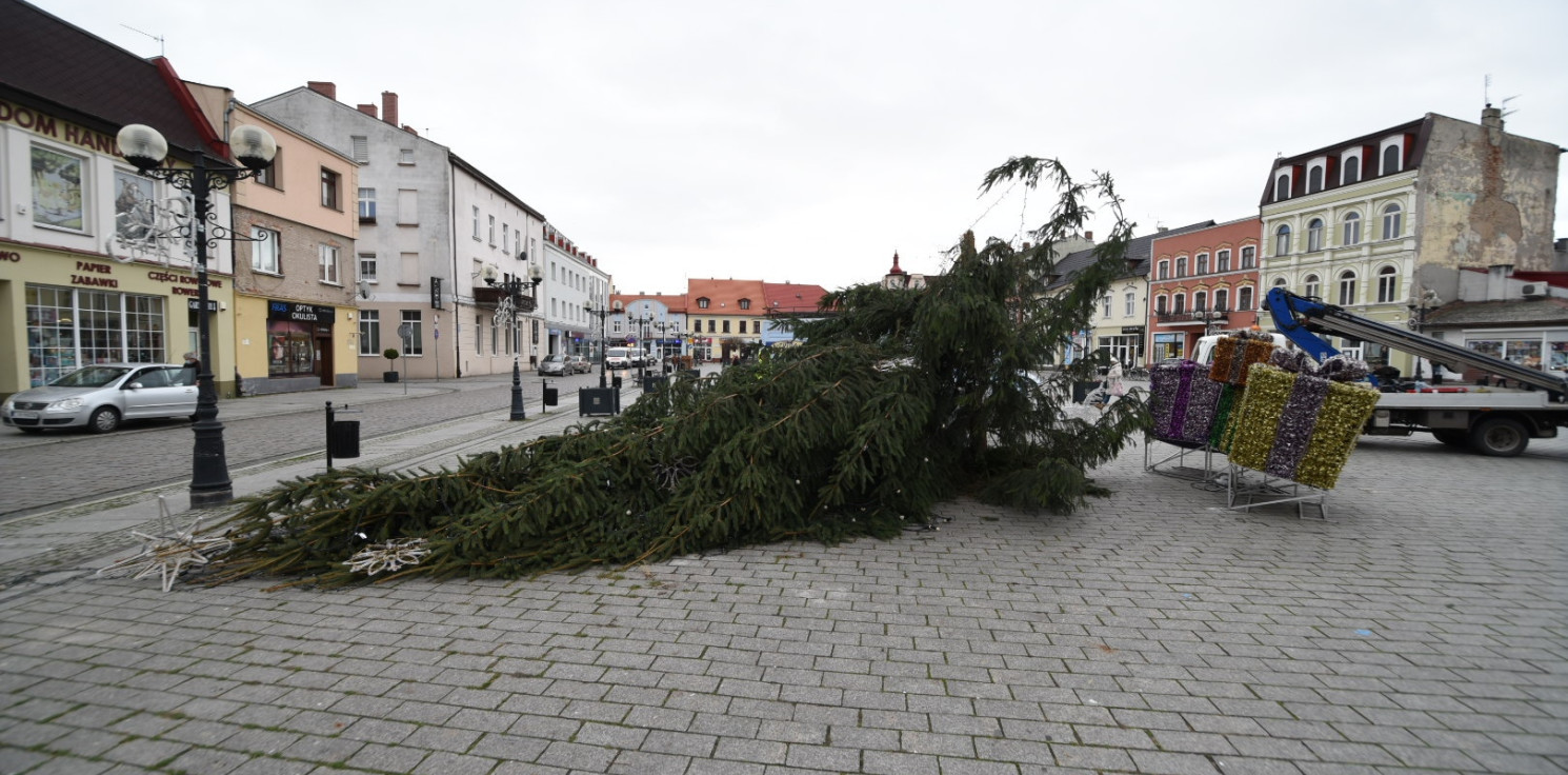 Inowrocław - Choinka na Rynku przewrócona przez wichurę