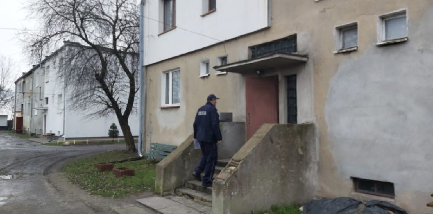 Inowrocław - Policjanci kontrolują osoby na kwarantannie