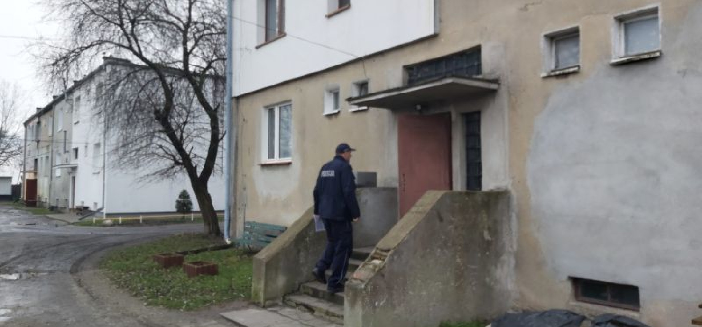 Inowrocław - Policjanci kontrolują osoby na kwarantannie