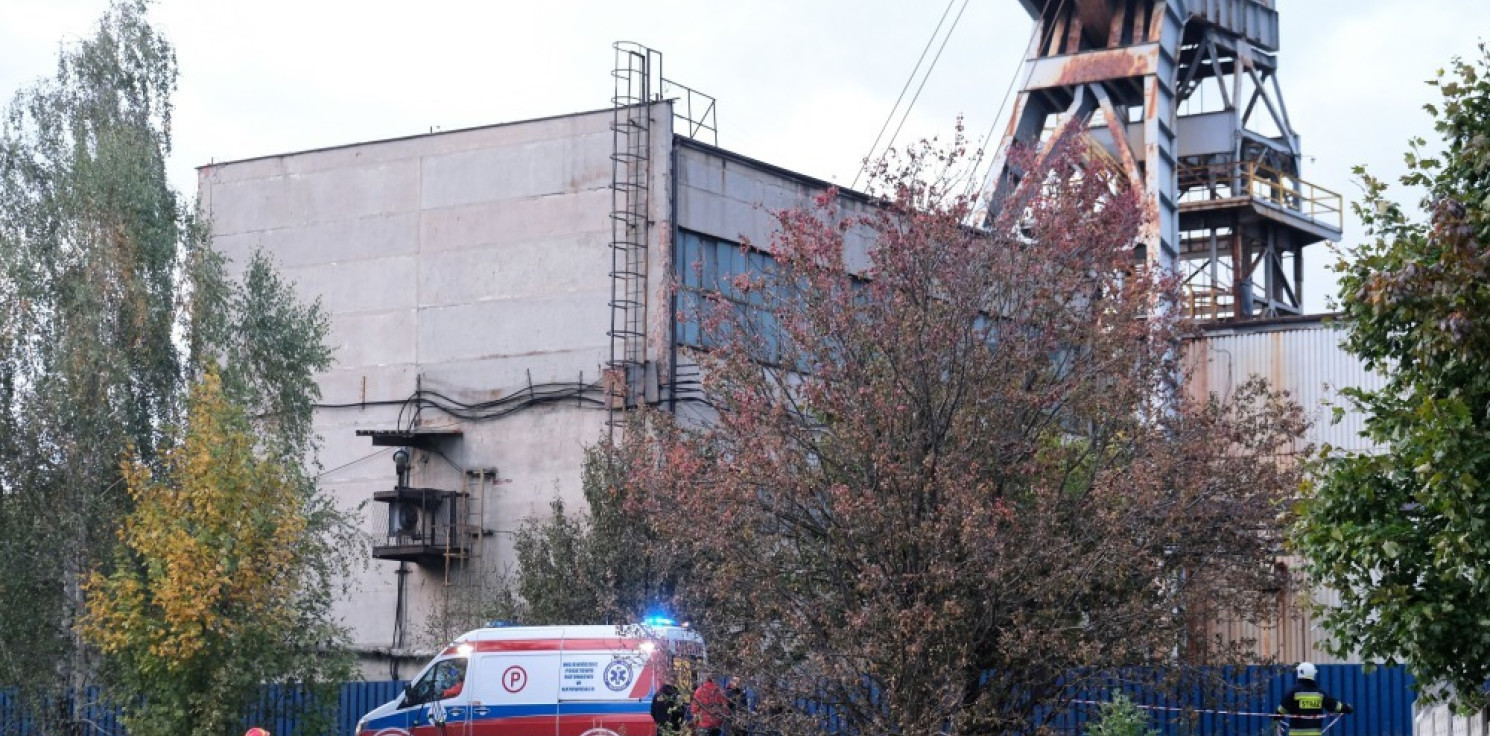 Kraj - Ratownicy próbują dotrzeć do dwóch zaginionych górników po wstrząsie w kopalni Bielszowice