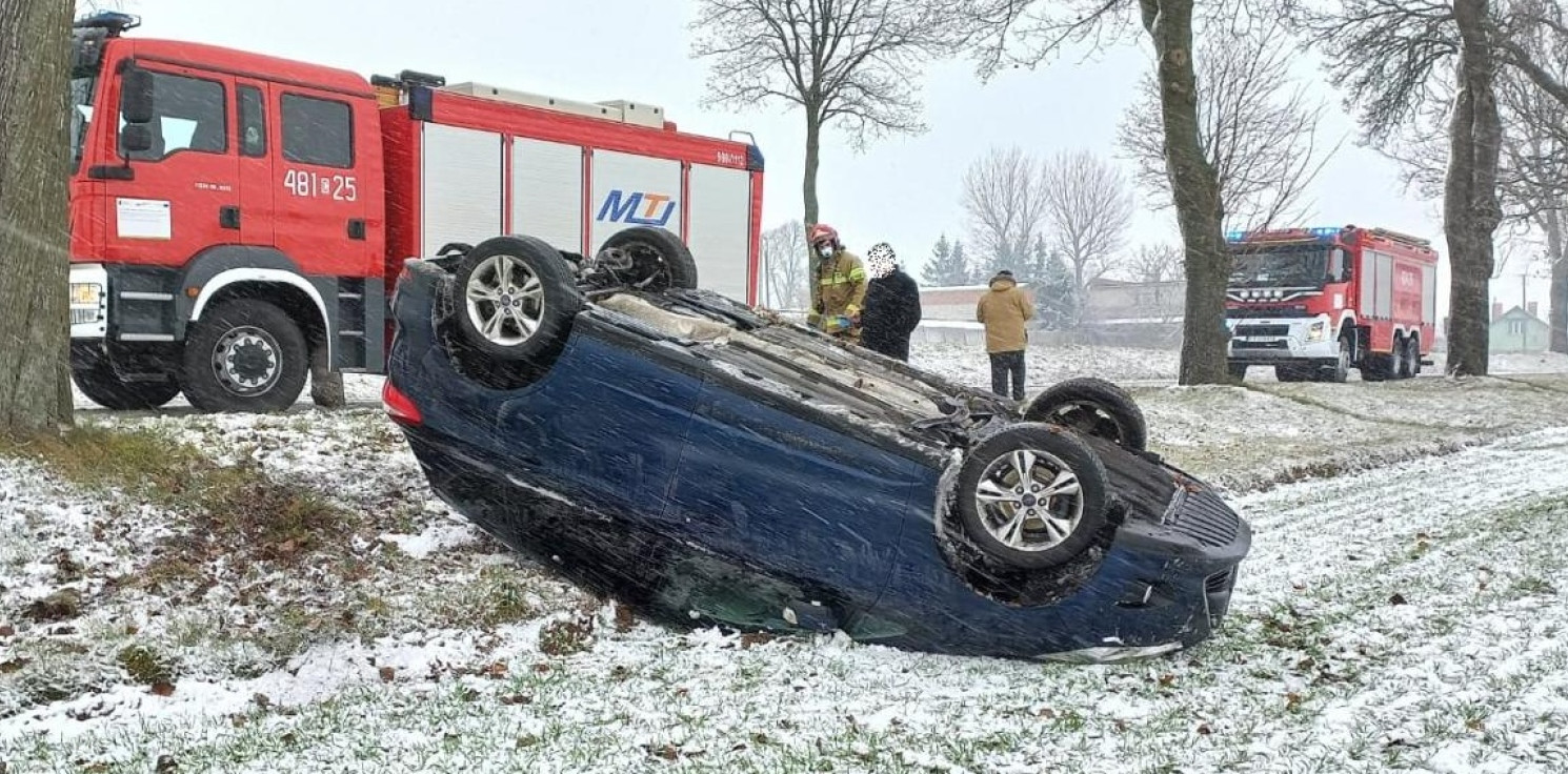Region - Ford wypadł z drogi i dachował