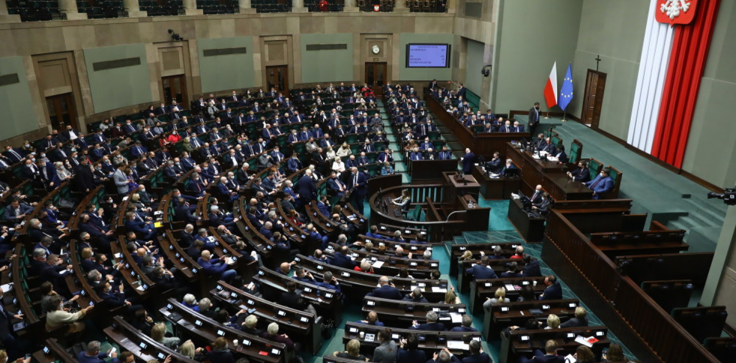 Kraj - Sejm uchwalił ustawę obniżającą akcyzę na paliwa i prąd
