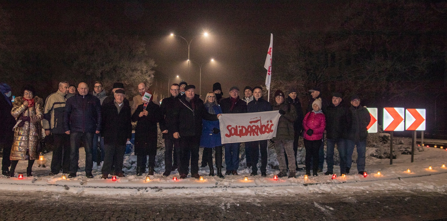 Inowrocław - Na rondzie zapłonęło ponad 150 zniczy