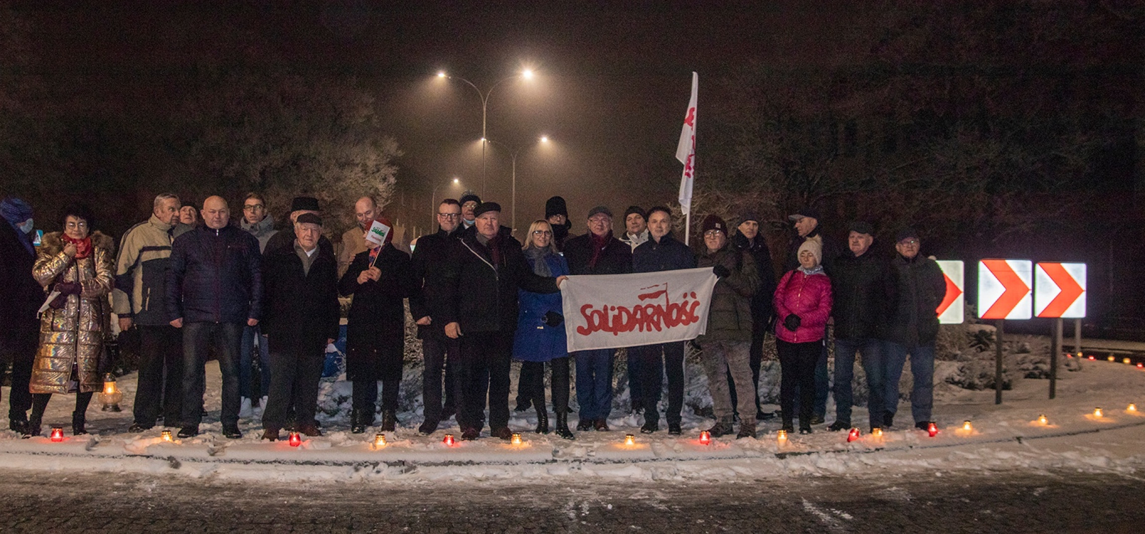 Inowrocław - Na rondzie zapłonęło ponad 150 zniczy