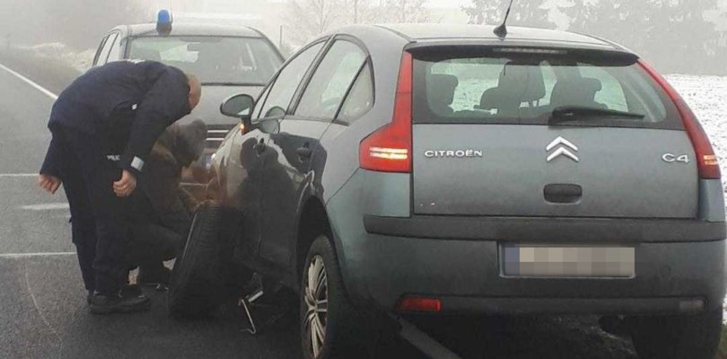 Inowrocław - Przebita opona, a w aucie dzieci. Na pomoc policja