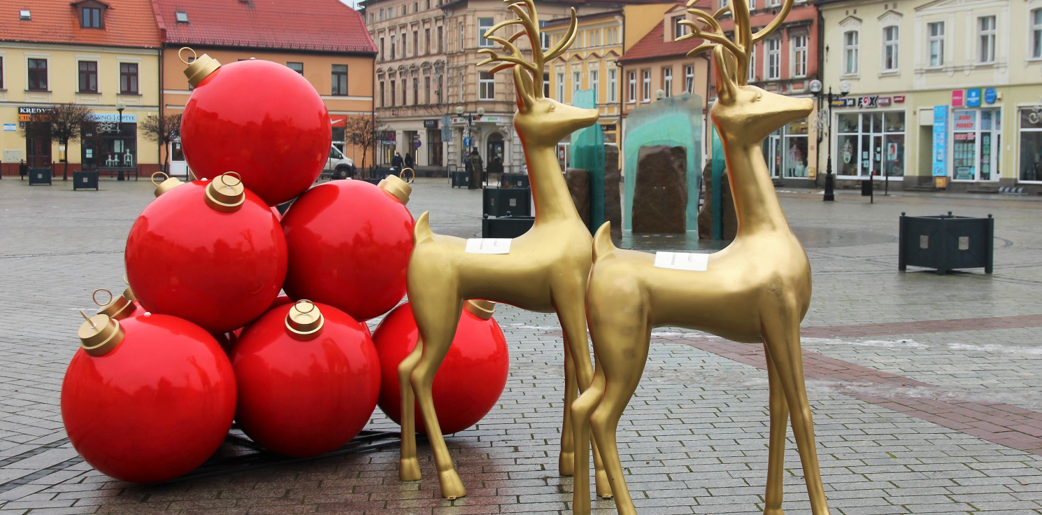 Inowrocław - Na Rynku pojawiły się bombki i złote renifery