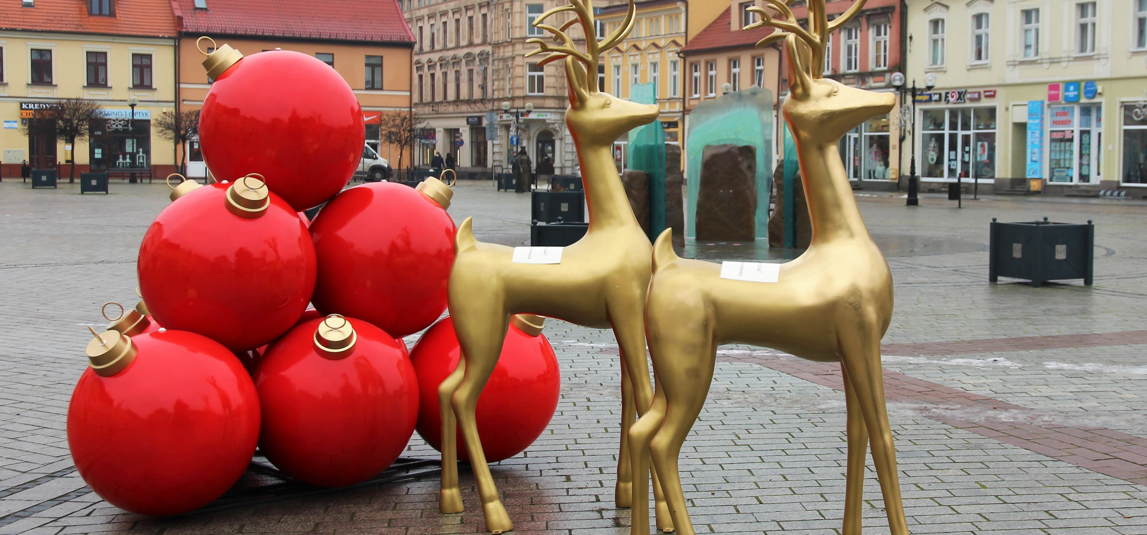 Inowrocław - Na Rynku pojawiły się bombki i złote renifery