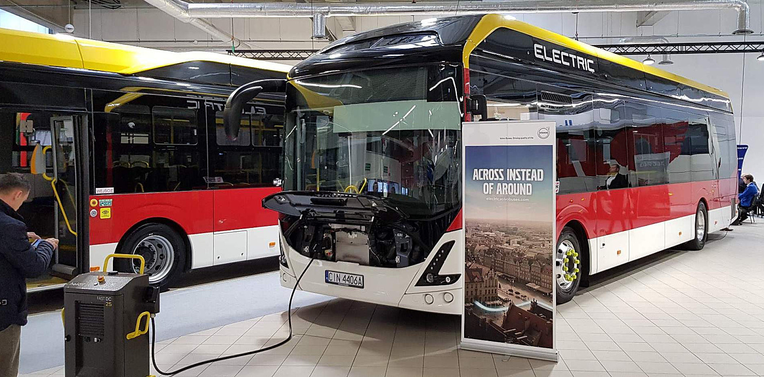 Inowrocław - Inowrocławskie autobusy zajechały pod Warszawę