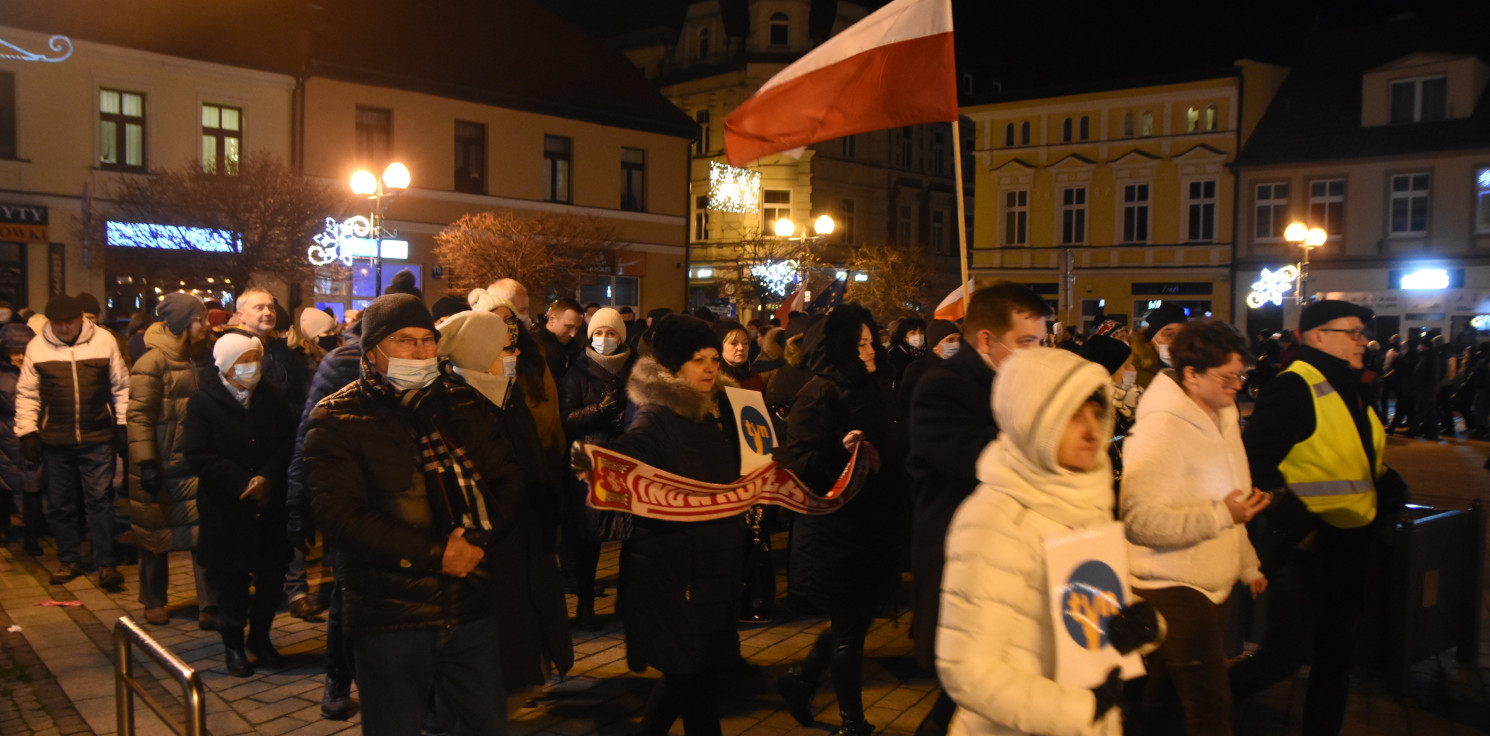 Inowrocław - Inowrocławianie manifestowali przeciw "Lex TVN". Zobacz video