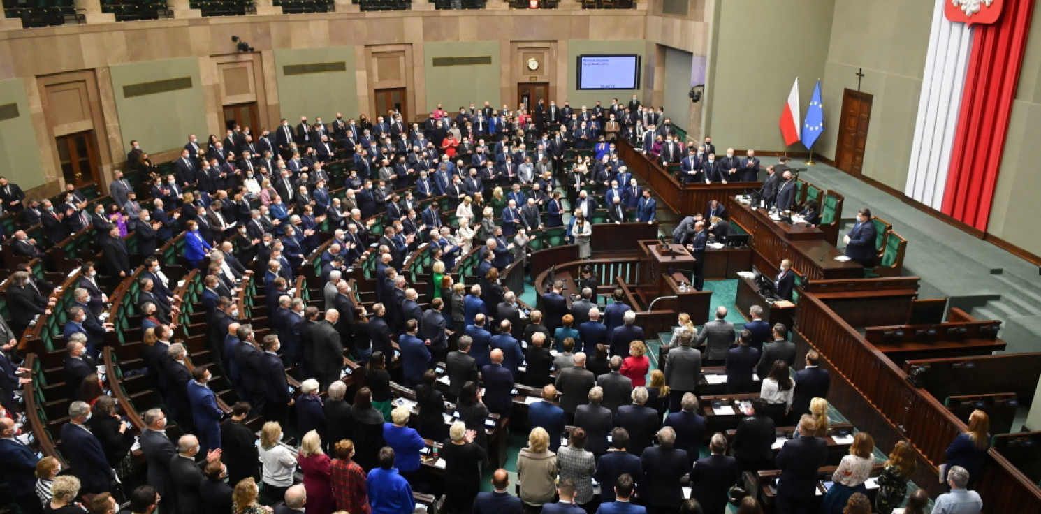 Kraj - Sejm uchwalił ustawę obniżającą VAT na żywność, paliwa i energię