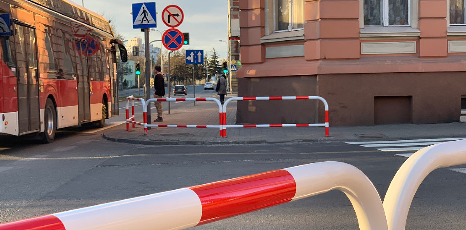Inowrocław - Nowe bariery i łańcuchy na Staszica