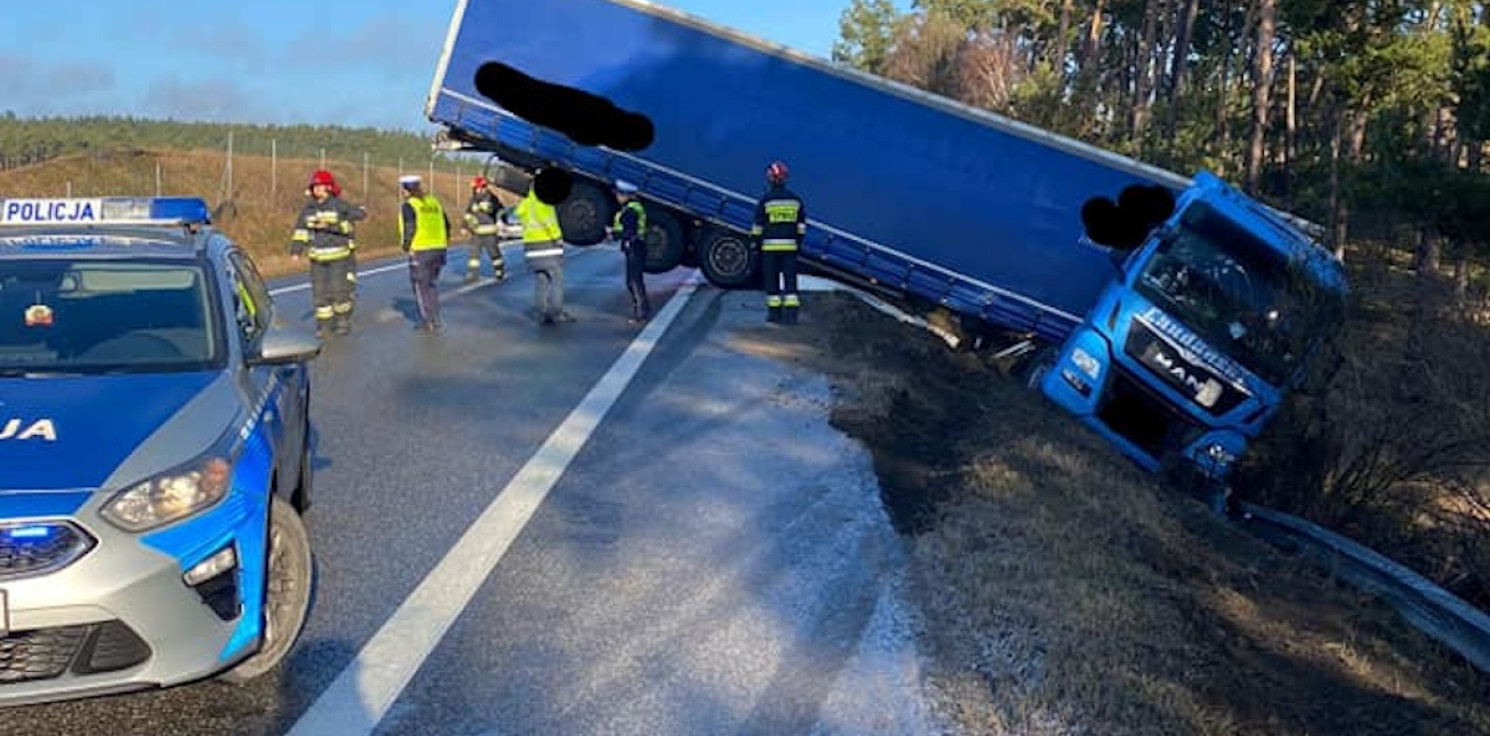 Region - Ciężarówka zablokowała drogę w Brzozie koło Torunia
