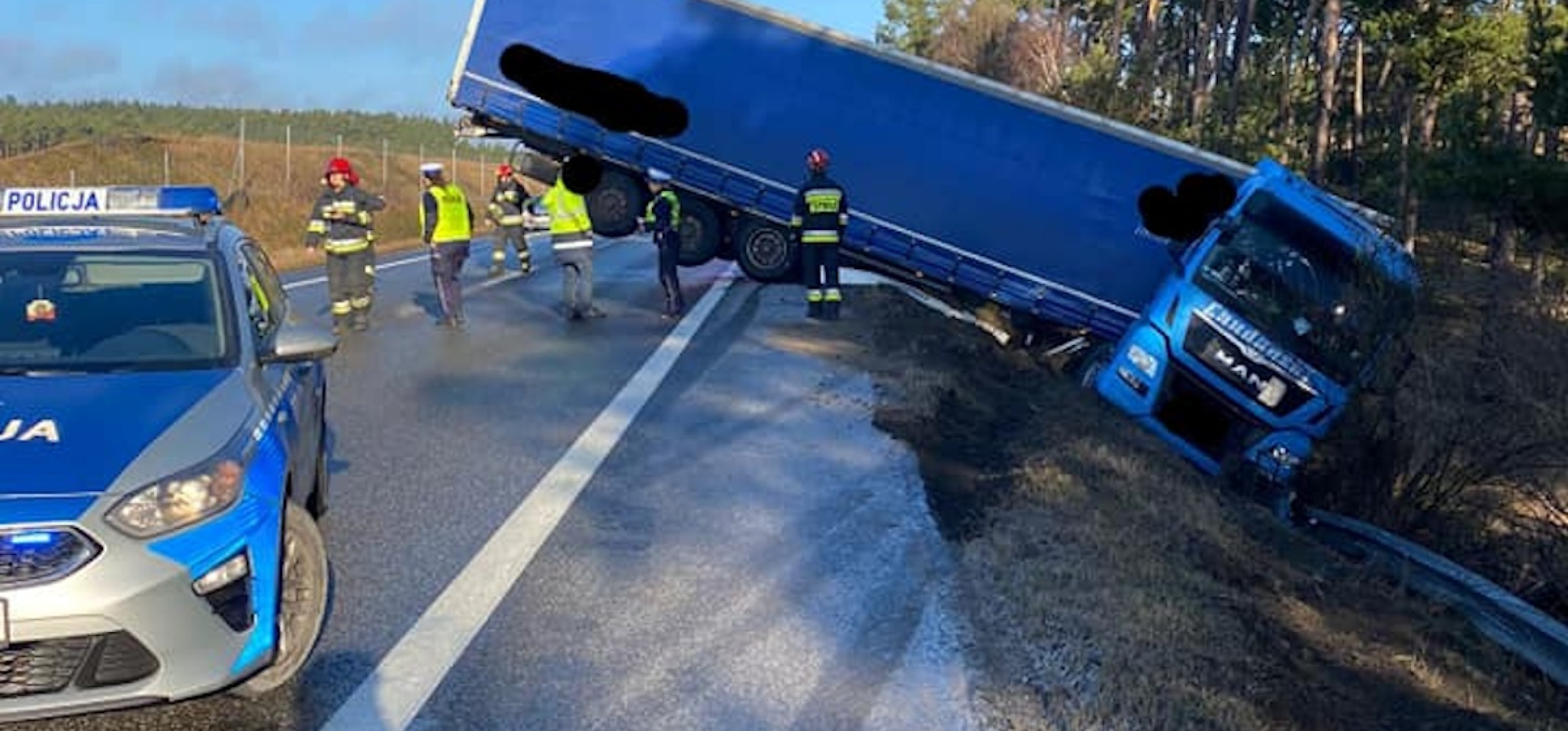 Region - Ciężarówka zablokowała drogę w Brzozie koło Torunia
