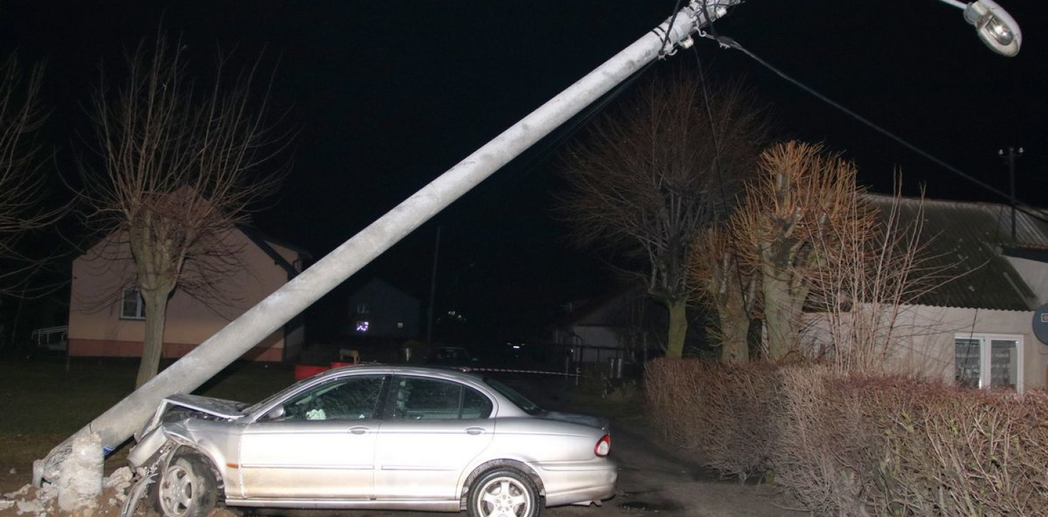 Region - Uderzył w słup. Tłumaczył, że chciał ominąć dziury