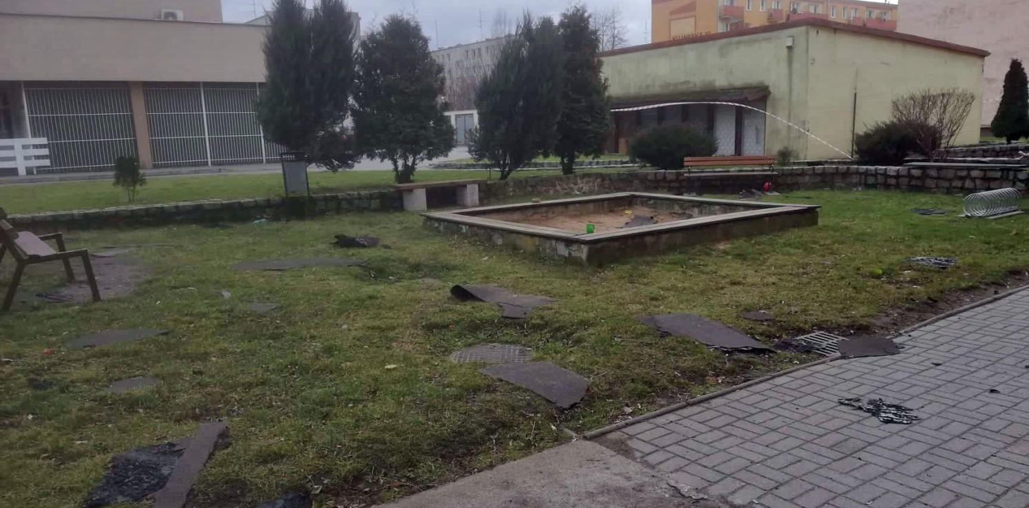 Kruszwica.online - Wiatr zerwał papę z dachu na plac zabaw