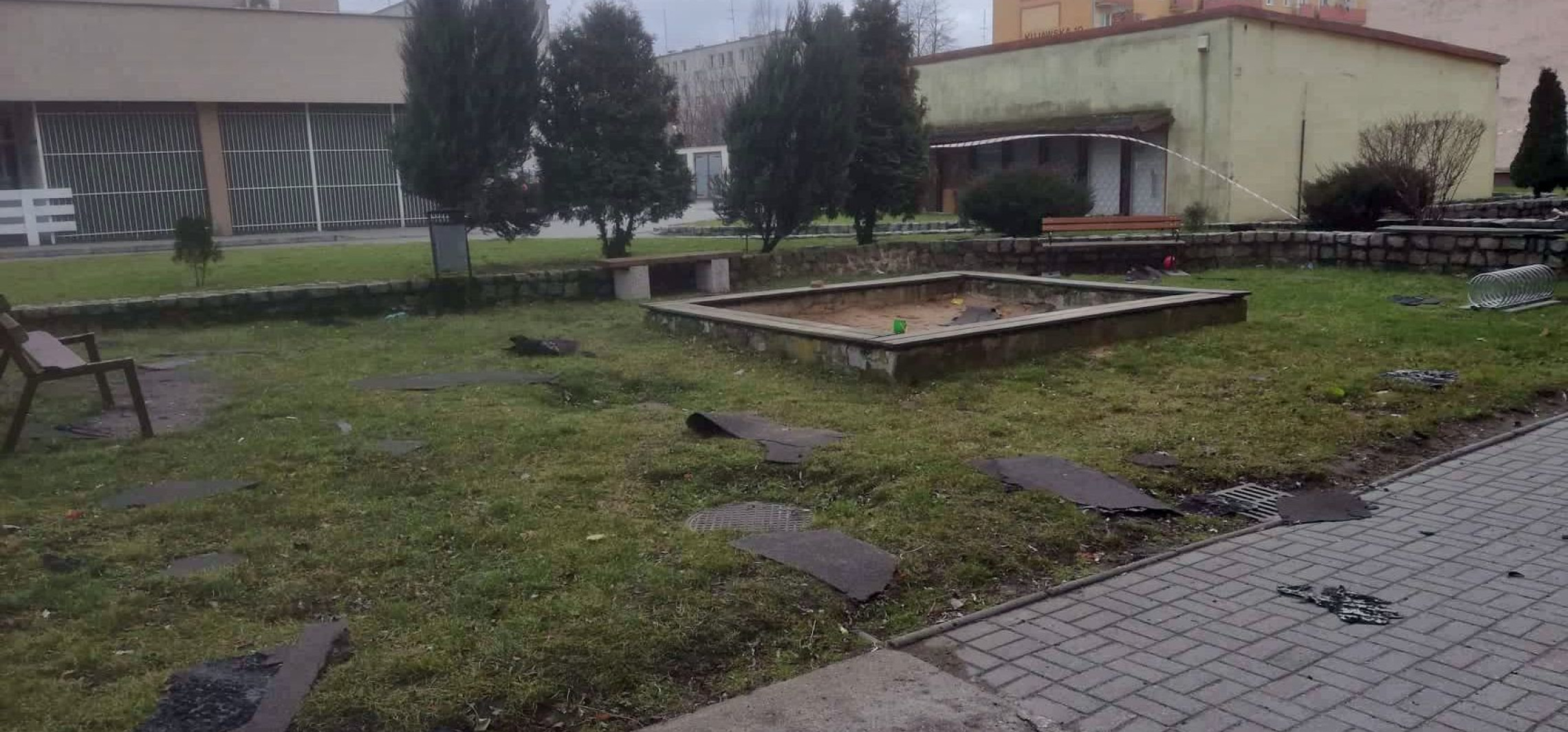 Kruszwica - Wiatr zerwał papę z dachu na plac zabaw