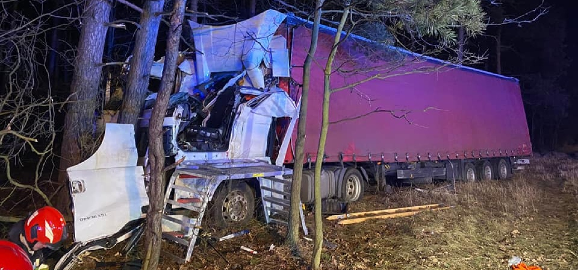 Region - Drzewo spadło na ciężarówkę, kierowca w szpitalu