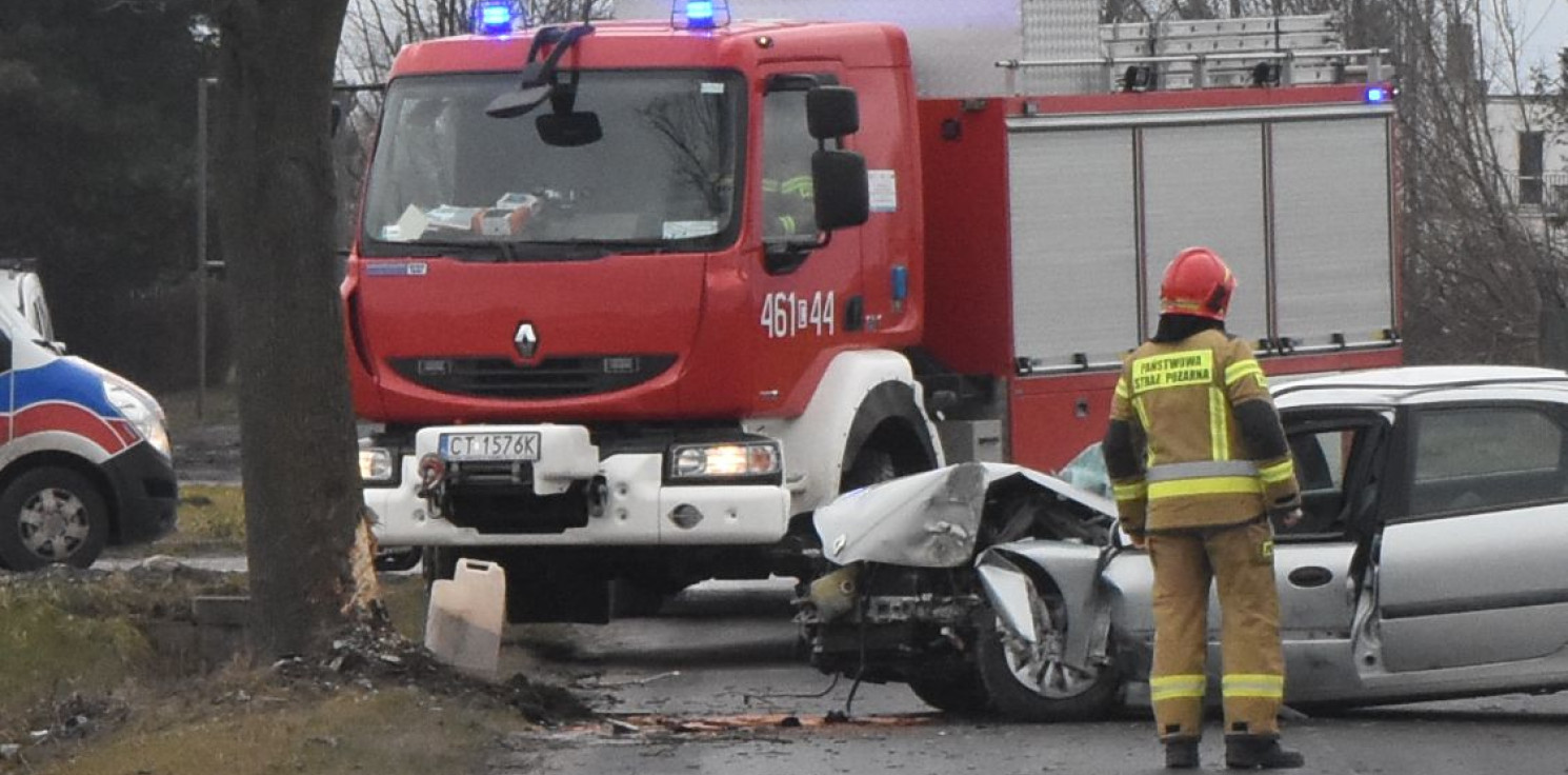 Inowrocław - W Mątwach samochód osobowy uderzył w drzewo
