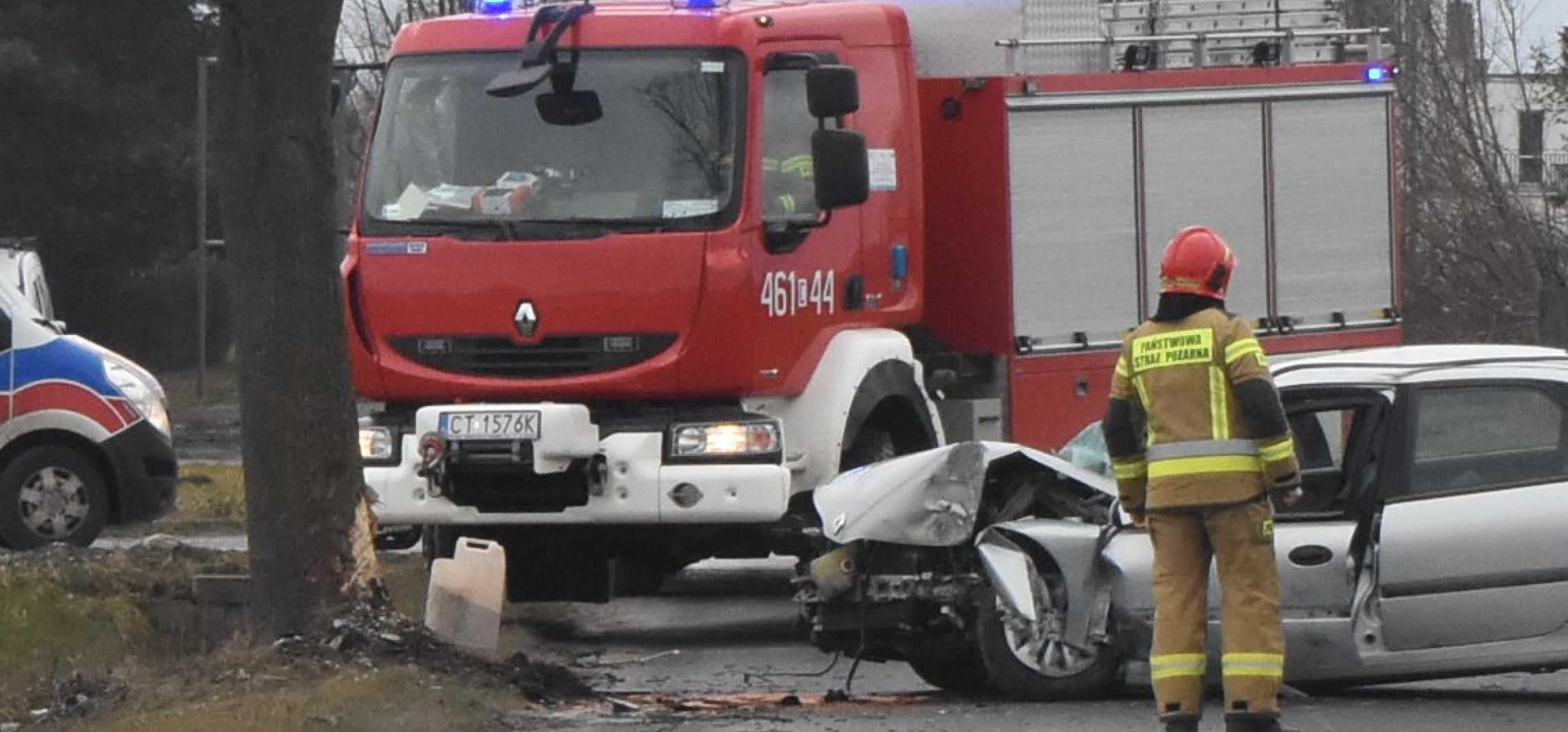 Inowrocław - W Mątwach samochód osobowy uderzył w drzewo