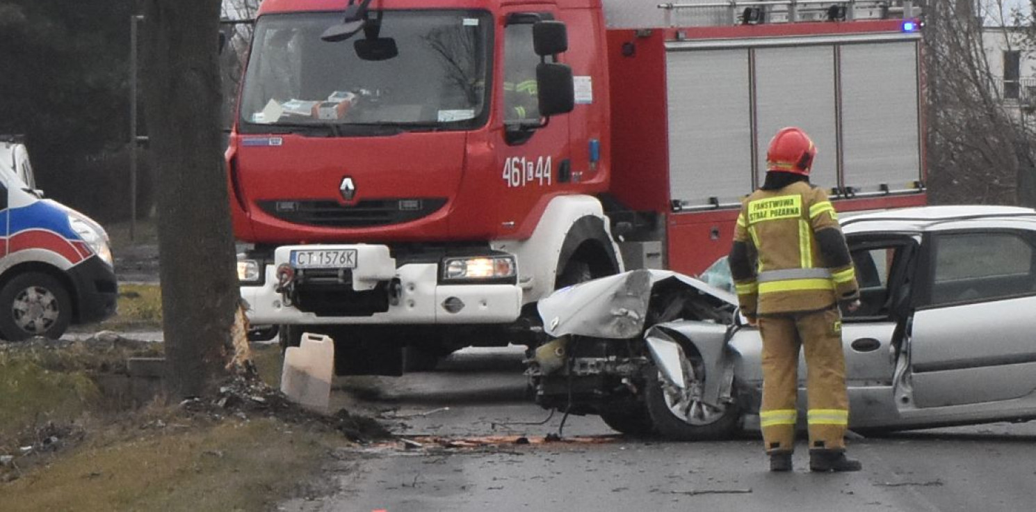 Inowrocław - W Mątwach samochód osobowy uderzył w drzewo
