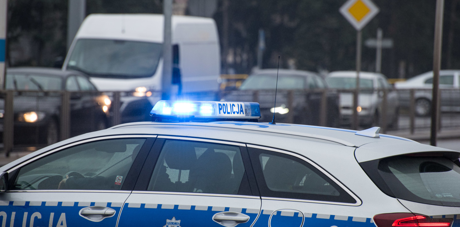 Inowrocław - Złodziej z łupem wybiegł wprost przed maskę auta policjanta po służbie