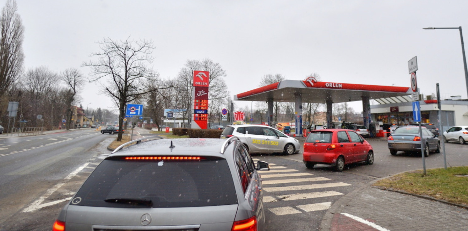 Kraj - Orlen: samochody osobowe na stacjach mogą zatankować 50 litrów paliwa, ciężarowe - 500 litrów