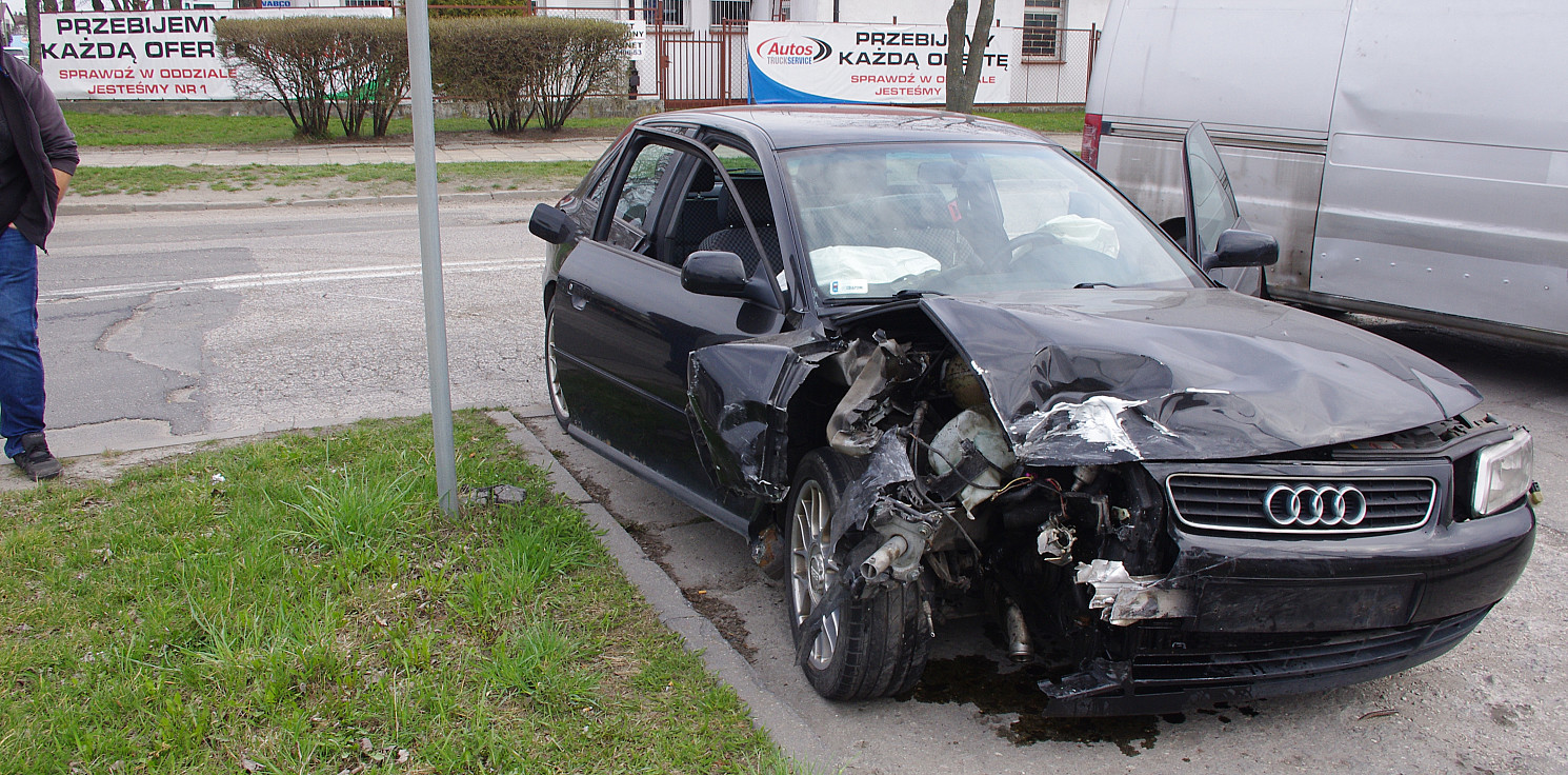 Inowrocław - Kraksa na Poznańskiej. Auto do kasacji