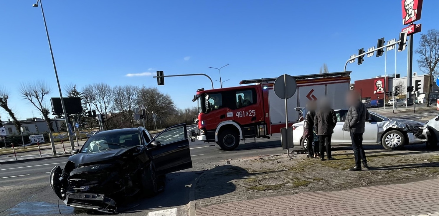 Inowrocław - Kolejna kraksa na krzyżówce obok straży pożarnej