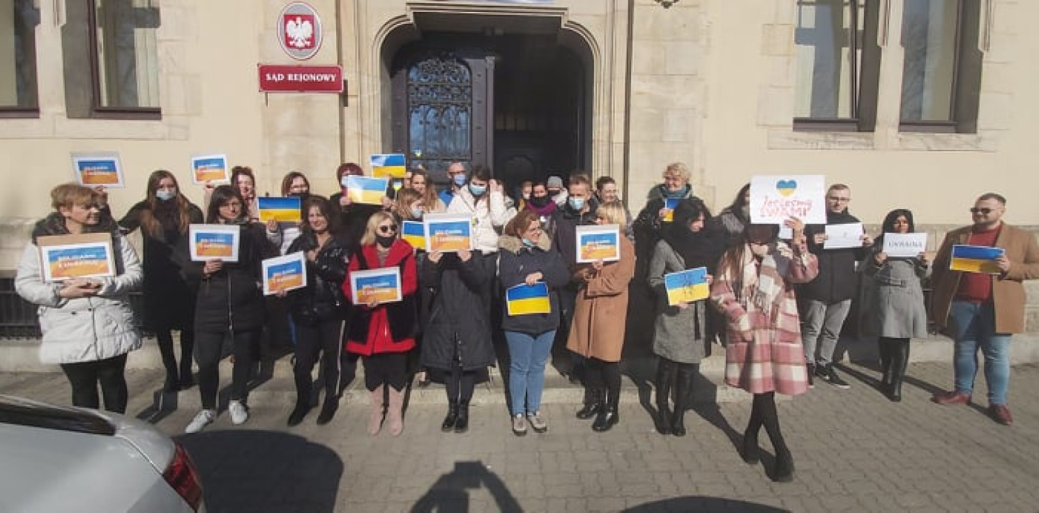 Inowrocław - Wyszli przed gmach sądu w geście solidarności