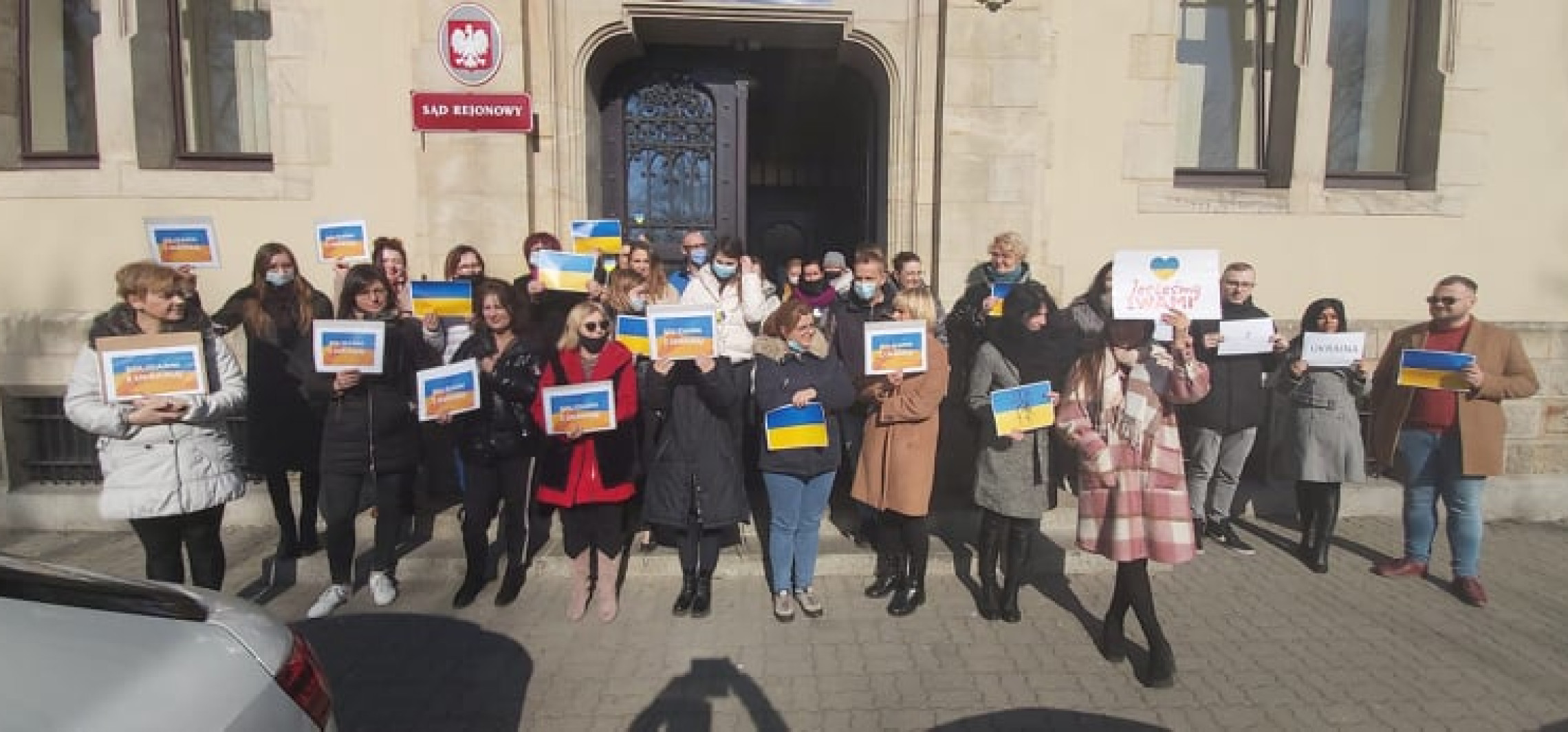 Inowrocław - Wyszli przed gmach sądu w geście solidarności