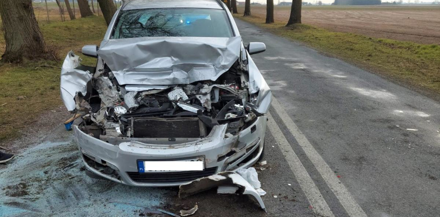 Radziejów - Tak się kończy jazda "na zderzaku". Opel uderzył w szkolny autobus