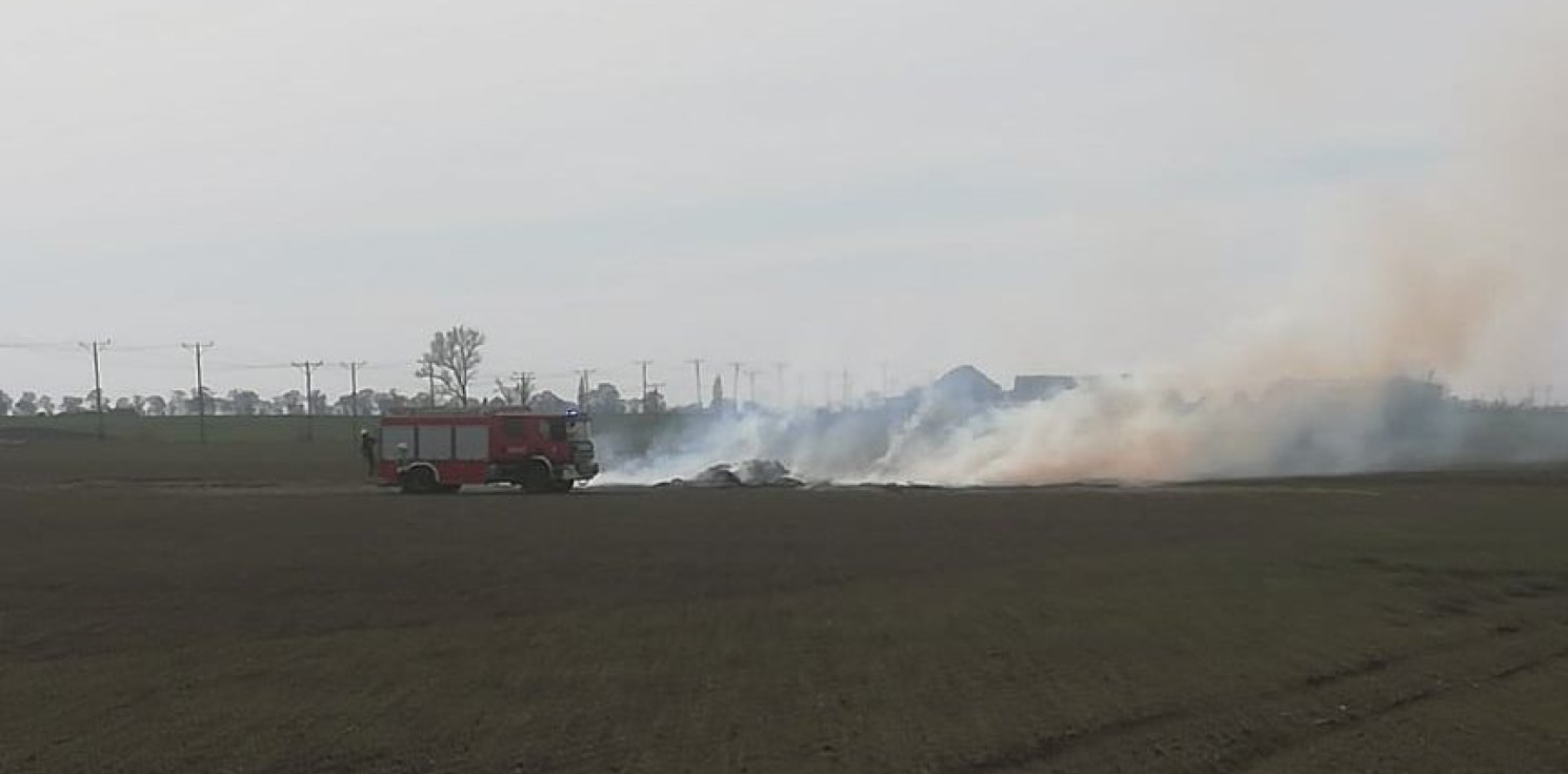 Kruszwica - Pożar na polu koło Kruszwicy. Płoną pozostałości po stogu