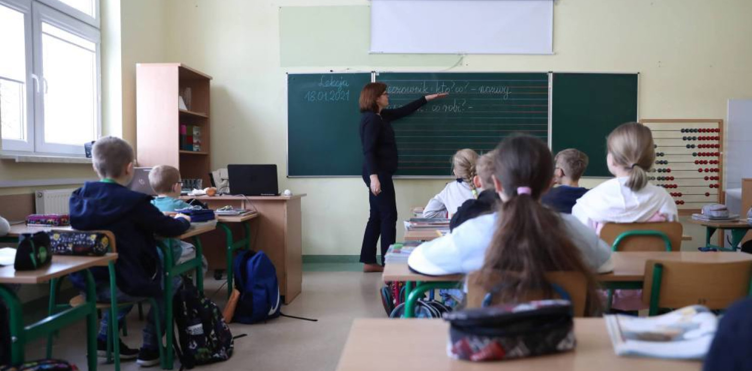 Kraj - Projekt PiS: podwyżki dla nauczycieli od 1 maja i zwiększenie subwencji oświatowej