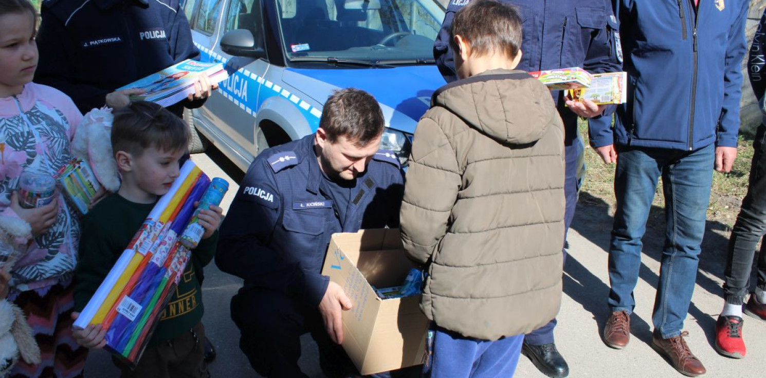 Inowrocław - Policja zawitała do ukraińskich rodzin. Z prezentami