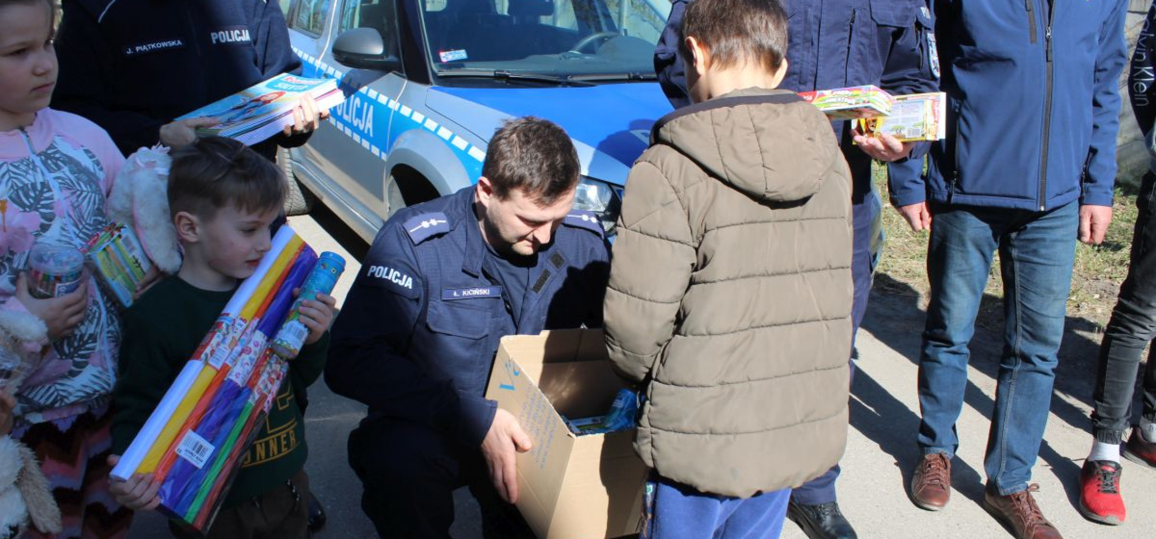 Inowrocław - Policja zawitała do ukraińskich rodzin. Z prezentami