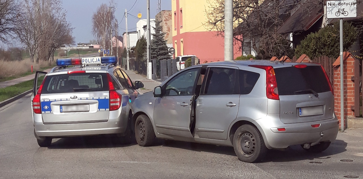 Inowrocław - Mątwy. Osobówka uderzyła w radiowóz