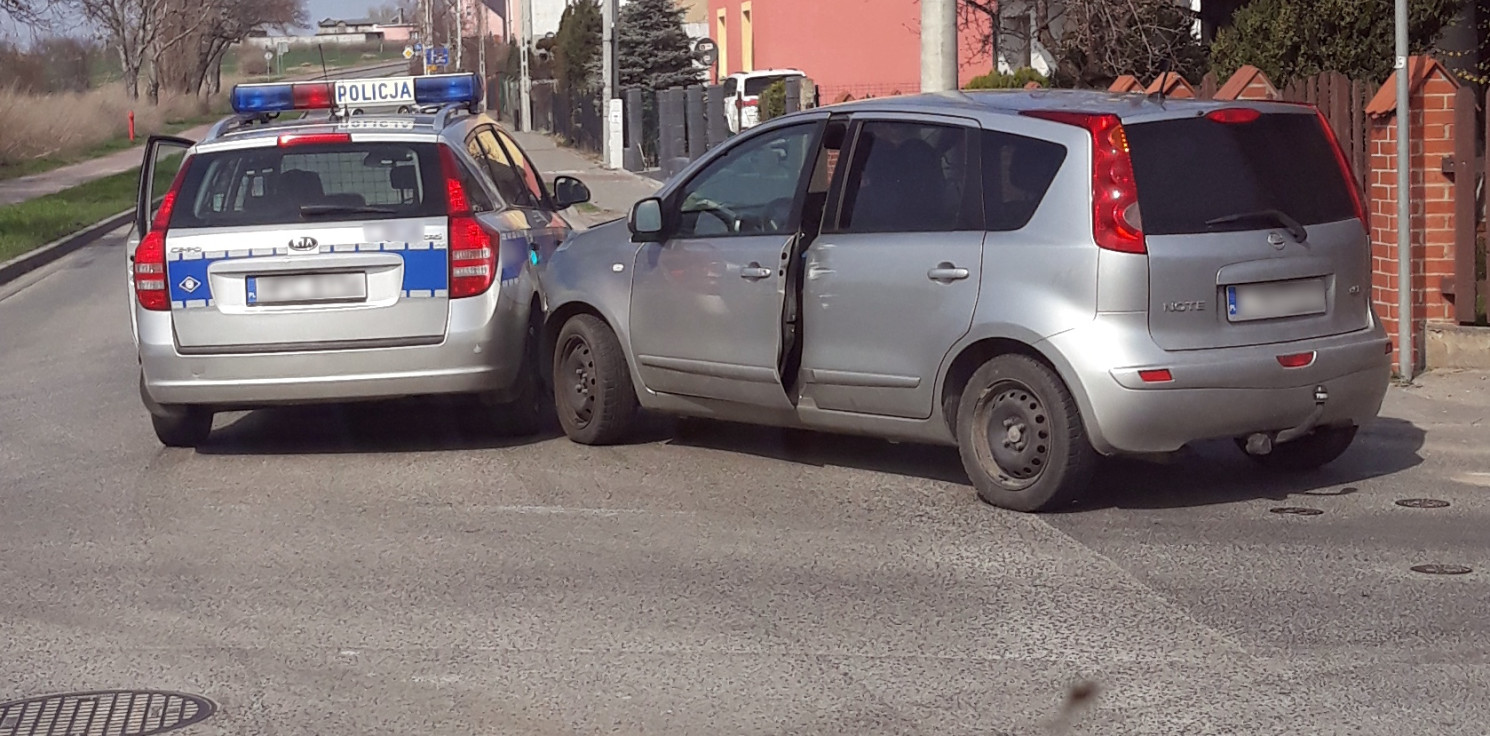 Inowrocław - Mątwy. Osobówka uderzyła w radiowóz