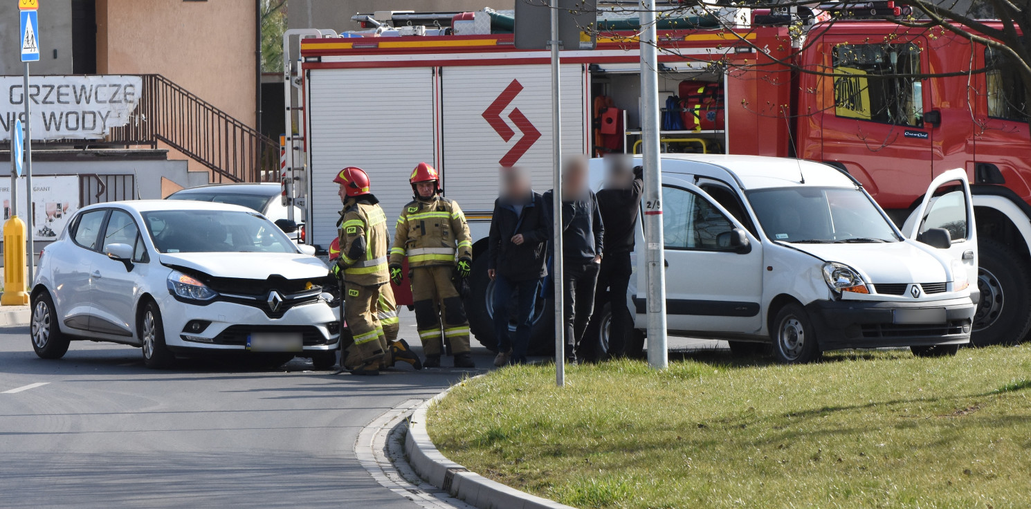 Inowrocław - Zderzenie dwóch renówek na ulicy Szymborskiej