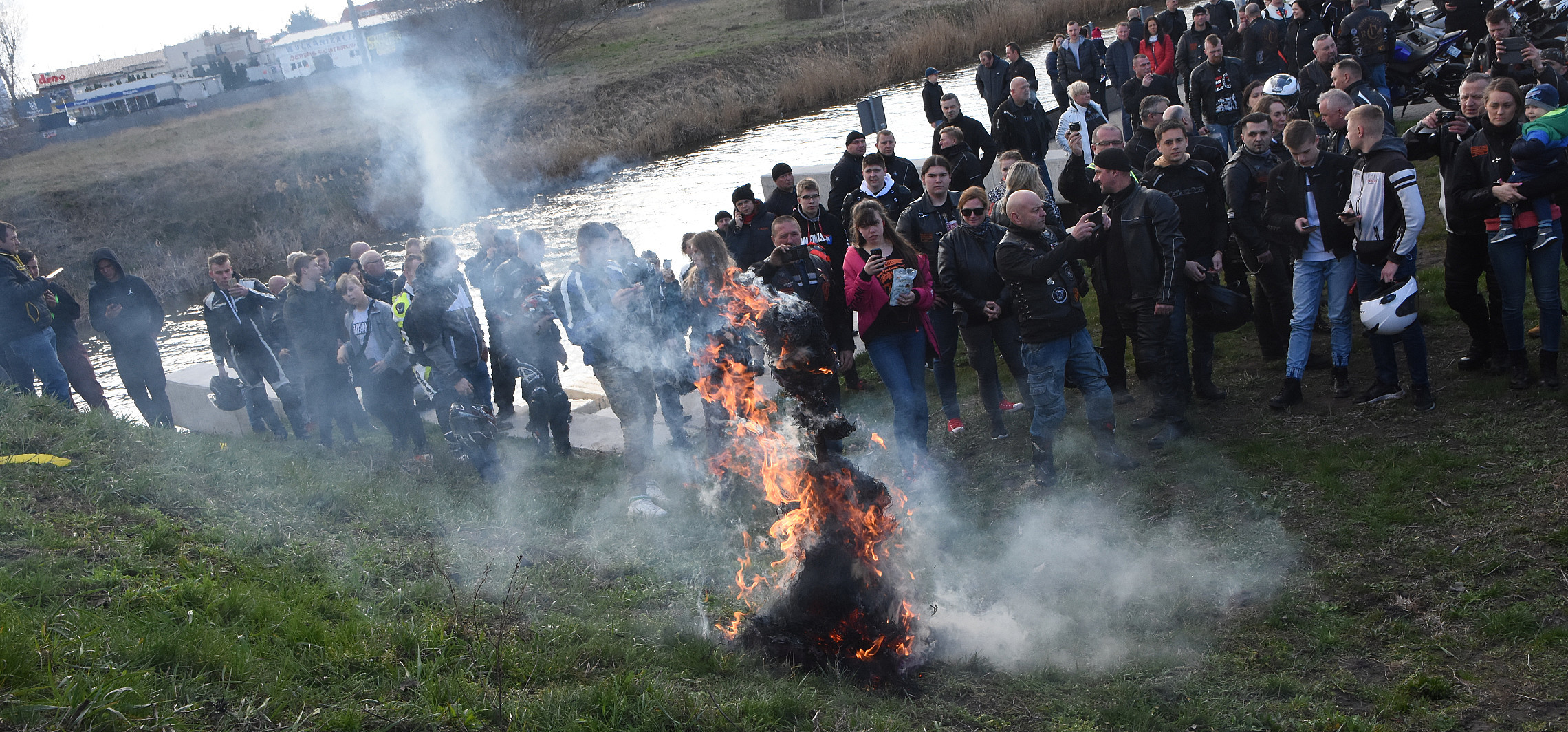 Inowrocław - Motocykliści spalili Marzannę nad rzeką